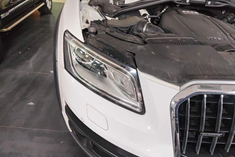 Used Audi Q5 2018 Collector's Edition 40 TFSI Technology Model Right Front Headlight