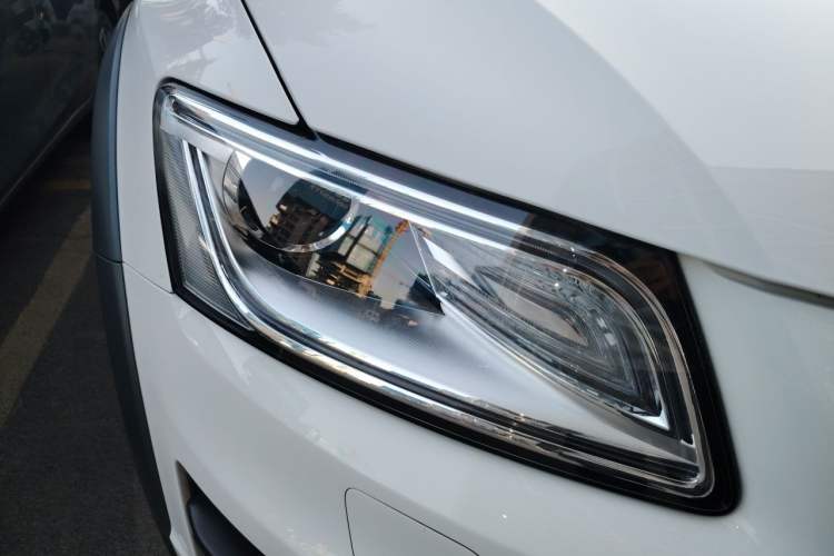 Used Audi Q5 2018 Collector's Edition 40 TFSI Technology Model Right Front Headlight