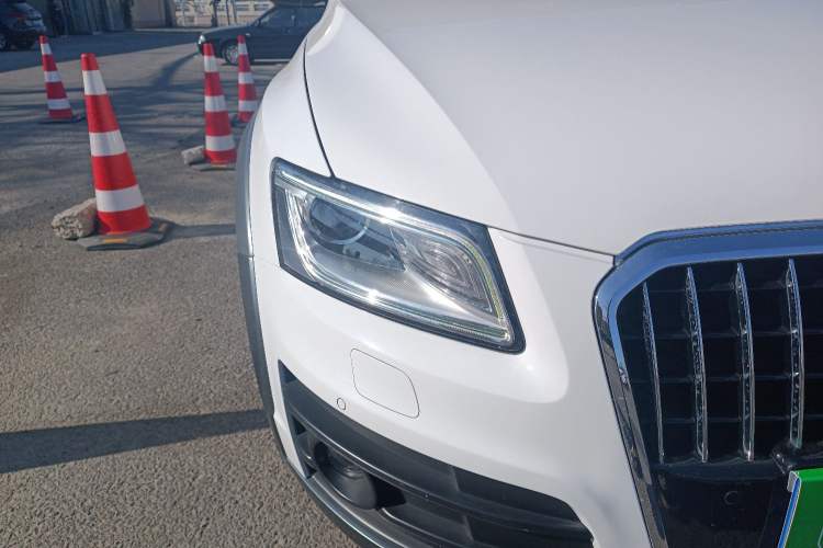 Used Audi Q5 2018 Collector's Edition 40 TFSI Technology Model Right Front Headlight
