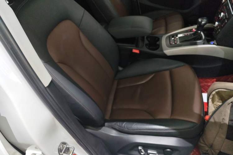 Used Audi Q5 2018 Collector's Edition 40 TFSI Ambition Model Right Front Seat