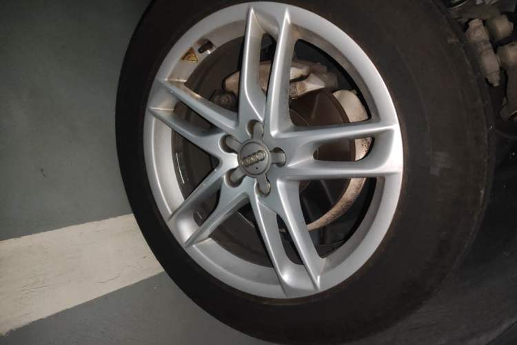 Used Audi Q5 2018 Collector's Edition 40 TFSI Technology Model Right Front Wheel Hub