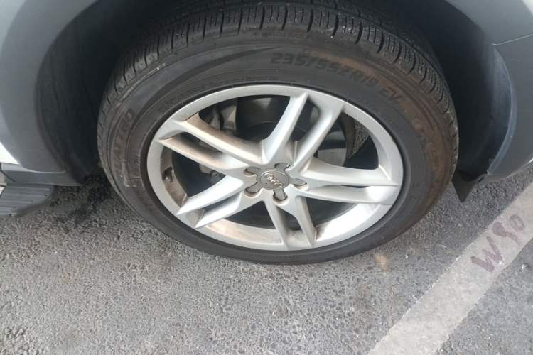 Used Audi Q5 2018 Collector's Edition 40 TFSI Technology Model Right Front Wheel Hub