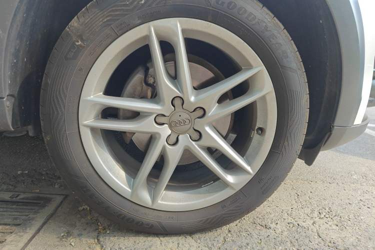 Used Audi Q5 2018 Collector's Edition 40 TFSI Technology Model Right Front Wheel Hub