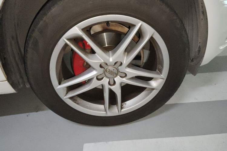 Used Audi Q5 2018 Collector's Edition 40 TFSI Ambition Model Right Front Wheel Hub