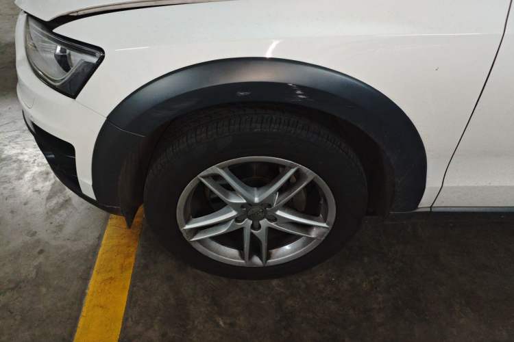 Used Audi Q5 2018 Collector's Edition 40 TFSI Technology Model Right Front Wheel Hub