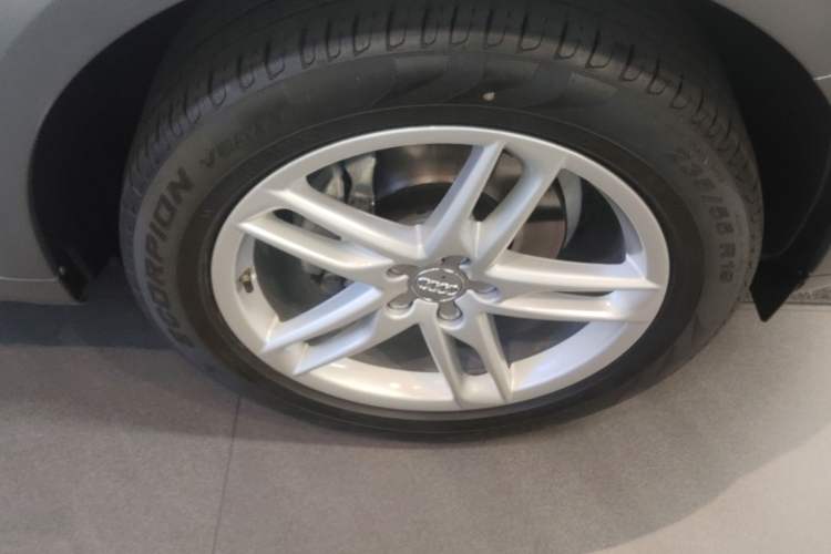 Used Audi Q5 2018 Collector's Edition 40 TFSI Technology Model Right Front Wheel Hub
