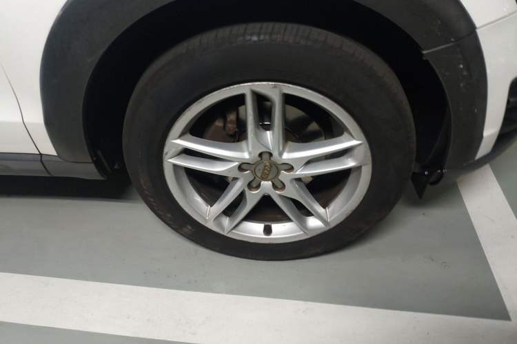 Used Audi Q5 2018 Collector's Edition 40 TFSI Technology Model Right Front Wheel Hub