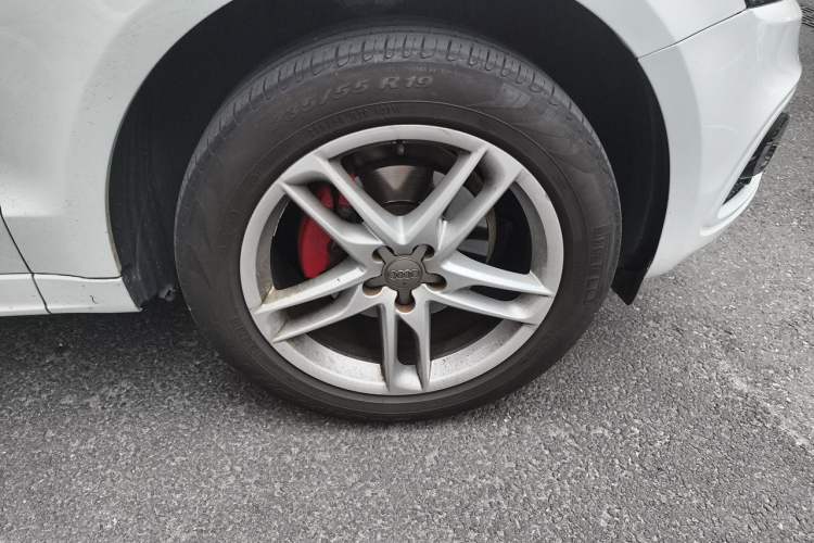 Used Audi Q5 2018 Collector's Edition 40 TFSI Technology Model Right Front Wheel Hub
