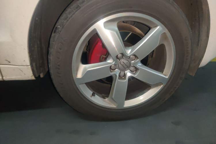 Used Audi Q5 2018 Collector's Edition 40 TFSI Technology Model Right Front Wheel Hub