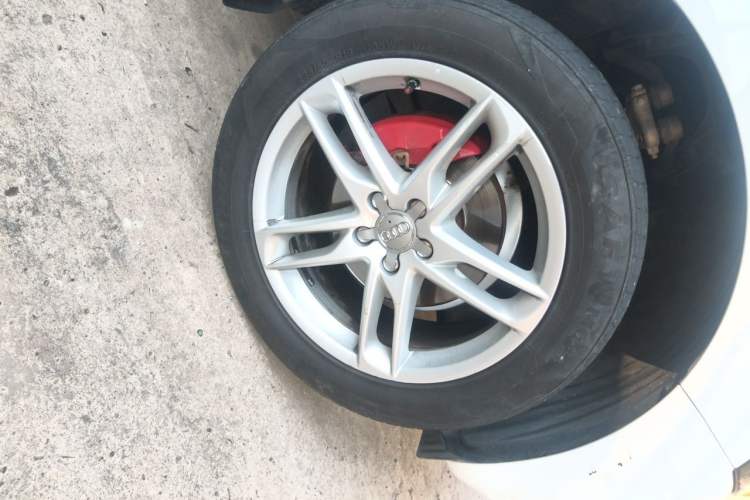 Used Audi Q5 2018 Collector's Edition 40 TFSI Technology Model Right Front Wheel Hub