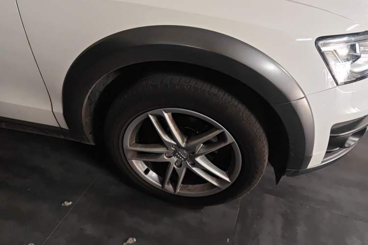 Used Audi Q5 2018 Collector's Edition 40 TFSI Technology Model Right Front Wheel Hub