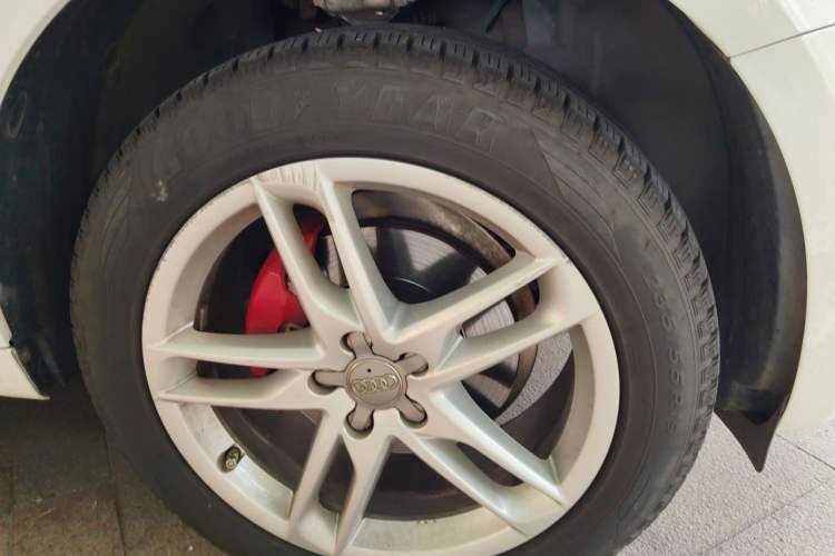Used Audi Q5 2018 Collector's Edition 40 TFSI Technology Model Right Front Wheel Hub