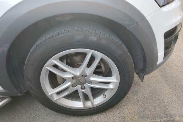 Used Audi Q5 2018 Collector's Edition 40 TFSI Technology Model Right Front Wheel Hub