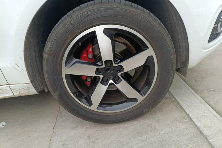 Used Audi Q5 2018 Collector's Edition 40 TFSI Ambition Model Right Front Wheel Hub