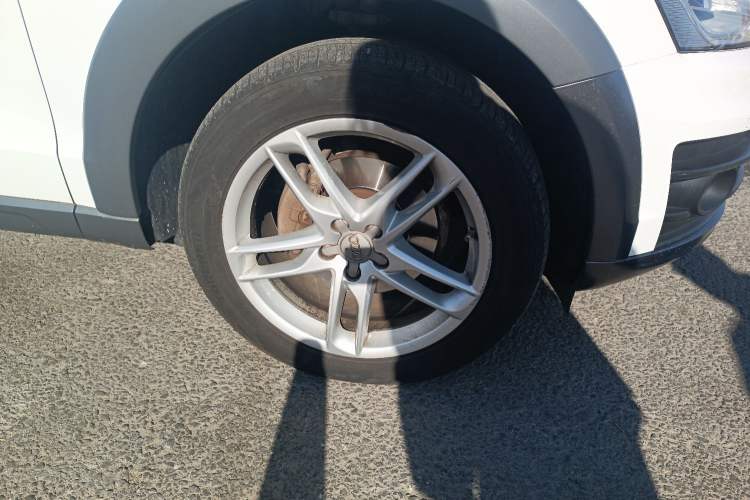 Used Audi Q5 2018 Collector's Edition 40 TFSI Technology Model Right Front Wheel Hub