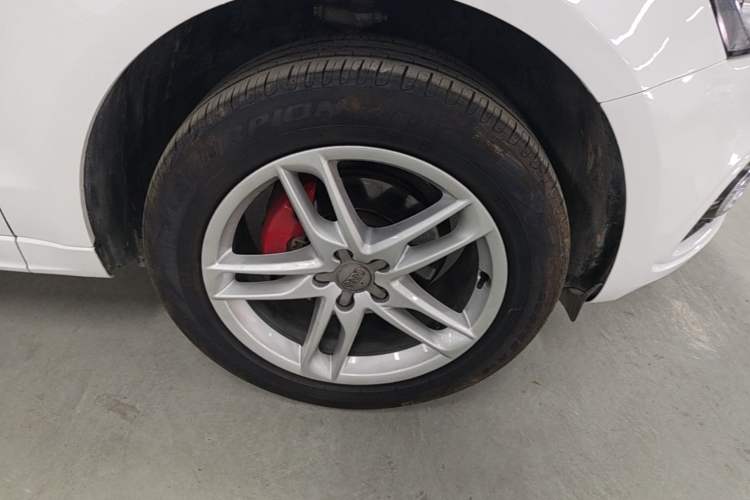 Used Audi Q5 2018 Collector's Edition 40 TFSI Technology Model Right Front Wheel Hub