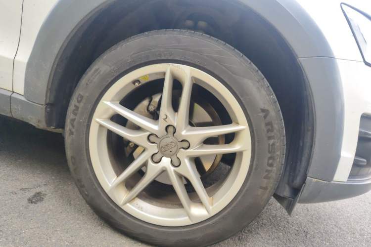 Used Audi Q5 2018 Collector's Edition 40 TFSI Technology Model Right Front Wheel Hub