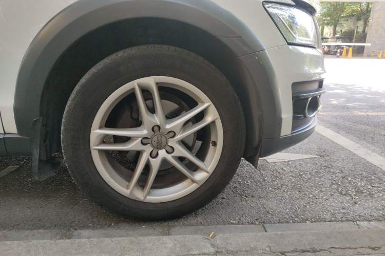 Used Audi Q5 2018 Collector's Edition 40 TFSI Technology Model Right Front Wheel Hub
