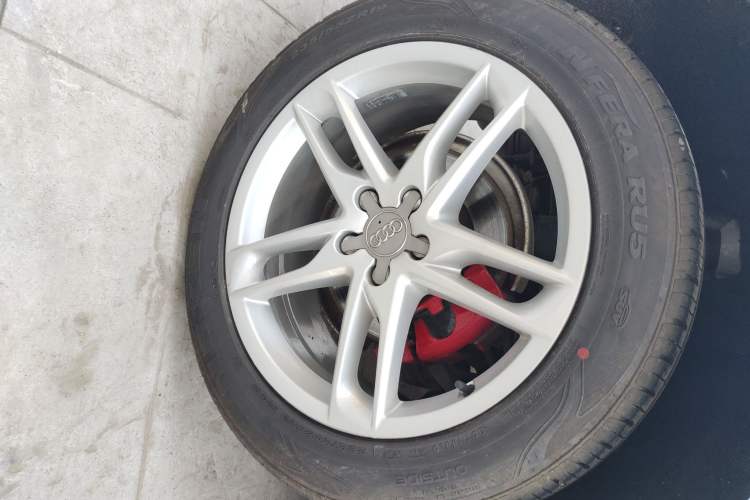 Used Audi Q5 2018 Collector's Edition 40 TFSI Technology Model Right Rear Wheel Hub