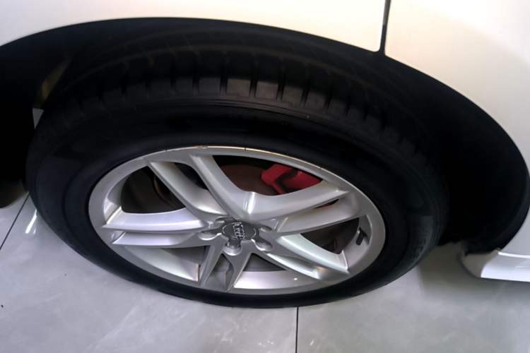 Used Audi Q5 2018 Collector's Edition 40 TFSI Technology Model Right Rear Wheel Hub