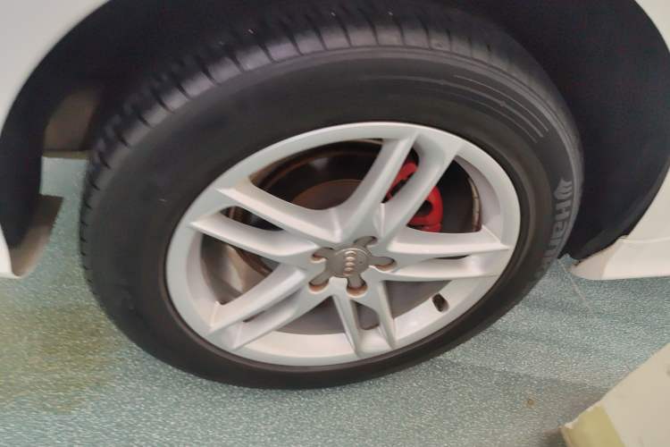 Used Audi Q5 2018 Collector's Edition 40 TFSI Technology Model Right Rear Wheel Hub