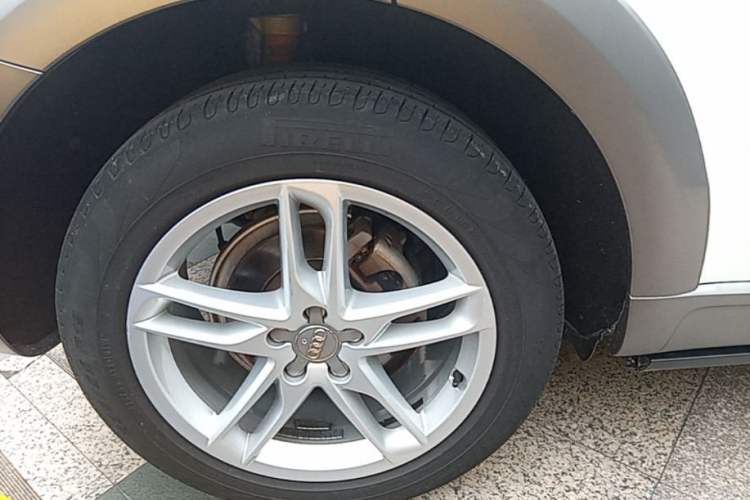 Used Audi Q5 2018 Collector's Edition 40 TFSI Technology Model Right Rear Wheel Hub
