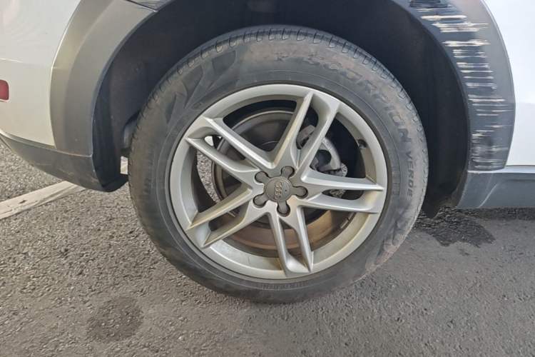 Used Audi Q5 2018 Collector's Edition 40 TFSI Technology Model Right Rear Wheel Hub