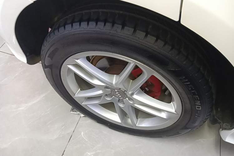 Used Audi Q5 2018 Collector's Edition 40 TFSI Technology Model Right Rear Wheel Hub