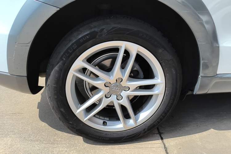 Used Audi Q5 2018 Collector's Edition 40 TFSI Technology Model Right Rear Wheel Hub