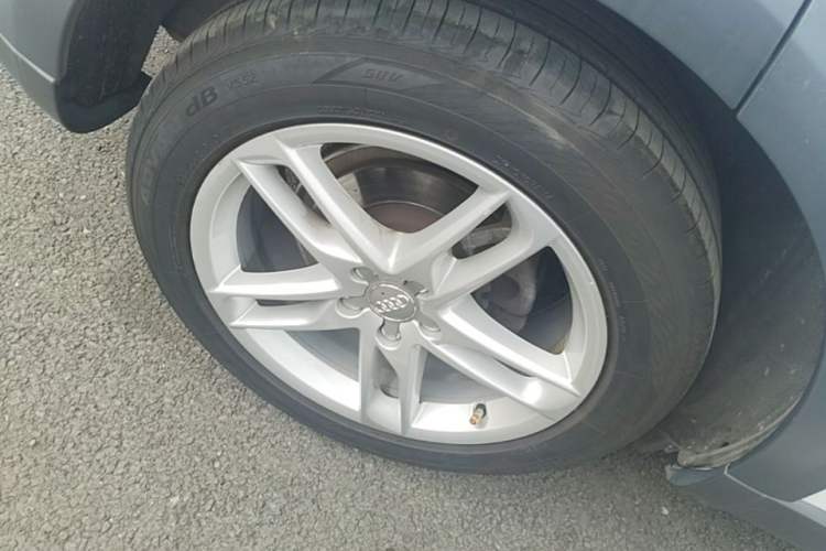 Used Audi Q5 2018 Collector's Edition 40 TFSI Technology Model Right Rear Wheel Hub