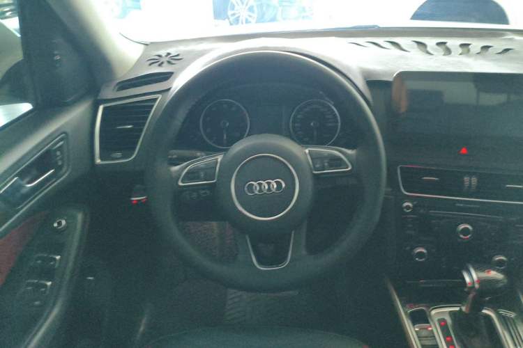 Used Audi Q5 2018 Collector's Edition 40 TFSI Technology Model Steering Wheel