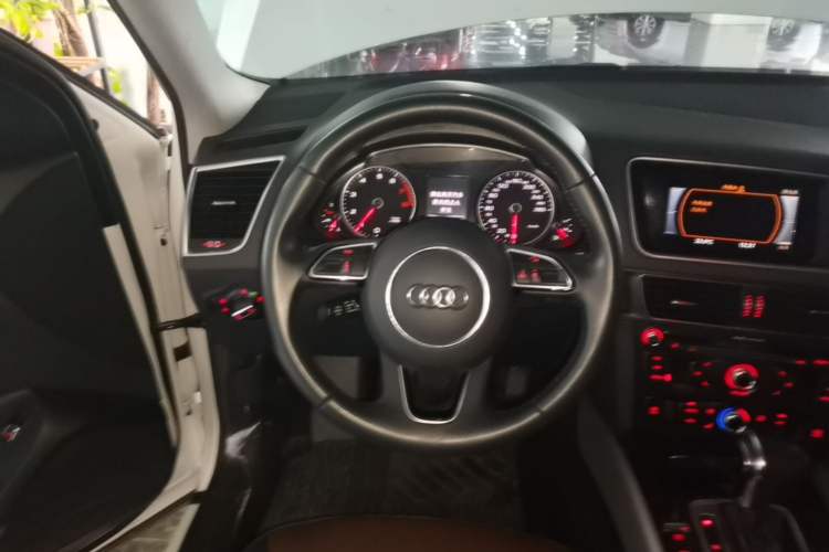 Used Audi Q5 2018 Collector's Edition 40 TFSI Ambition Model Steering Wheel