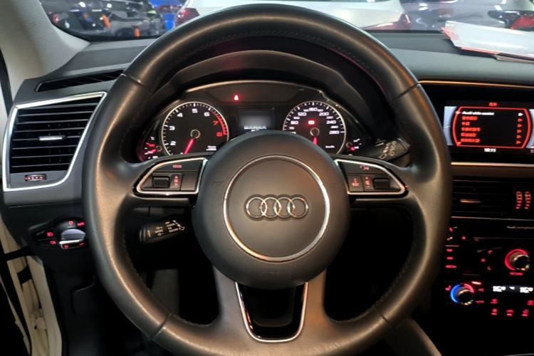 Used Audi Q5 2018 Collector's Edition 40 TFSI Technology Model Steering Wheel