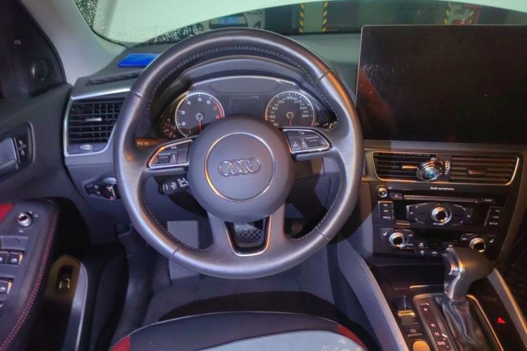 Used Audi Q5 2018 Collector's Edition 40 TFSI Technology Model Steering Wheel