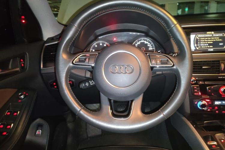 Used Audi Q5 2018 Collector's Edition 40 TFSI Technology Model Steering Wheel