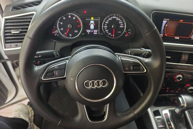 Used Audi Q5 2018 Collector's Edition 40 TFSI Technology Model Steering Wheel