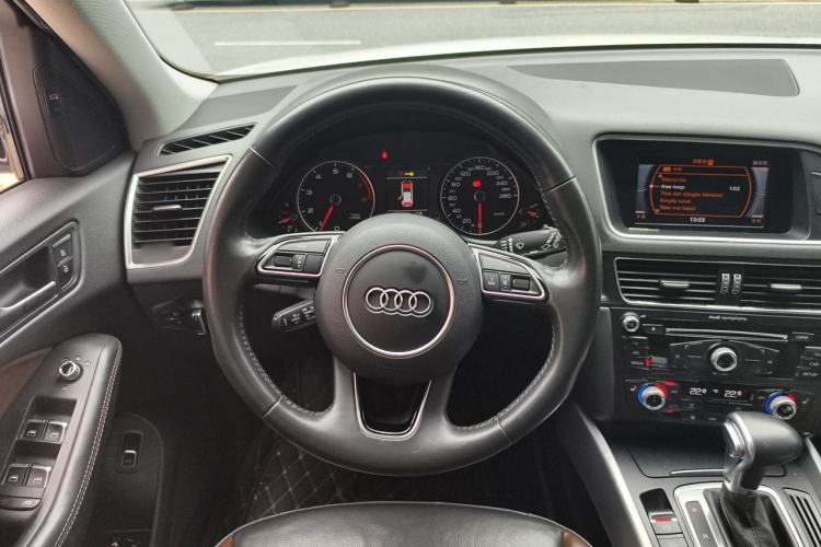 Used Audi Q5 2018 Collector's Edition 40 TFSI Technology Model Steering Wheel