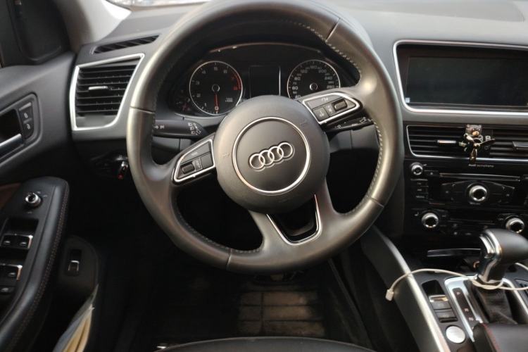 Used Audi Q5 2018 Collector's Edition 40 TFSI Technology Model Steering Wheel