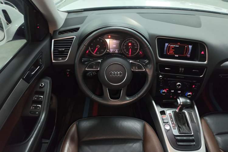 Used Audi Q5 2018 Collector's Edition 40 TFSI Technology Model Steering Wheel