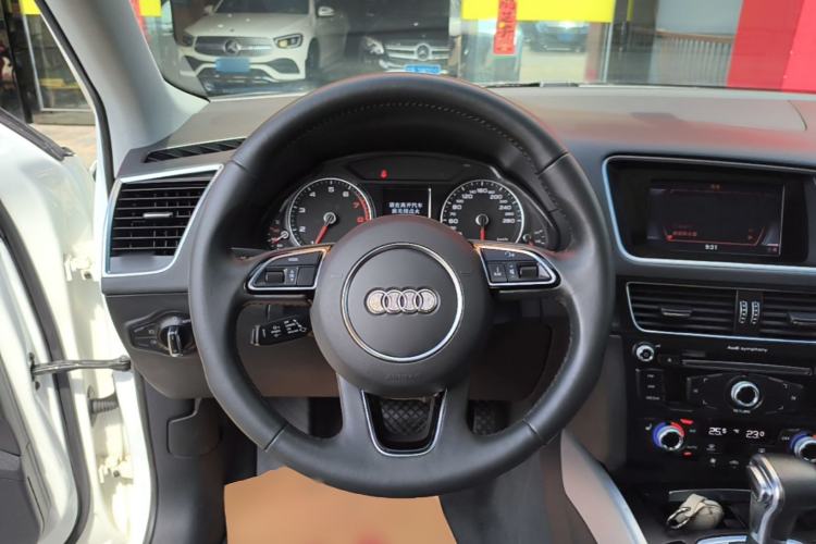 Used Audi Q5 2018 Collector's Edition 40 TFSI Technology Model Steering Wheel