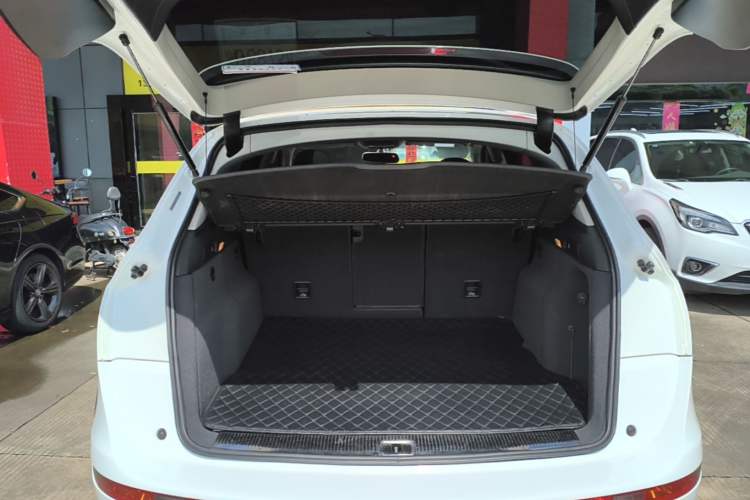 Used Audi Q5 2018 Collector's Edition 40 TFSI Technology Model Trunk