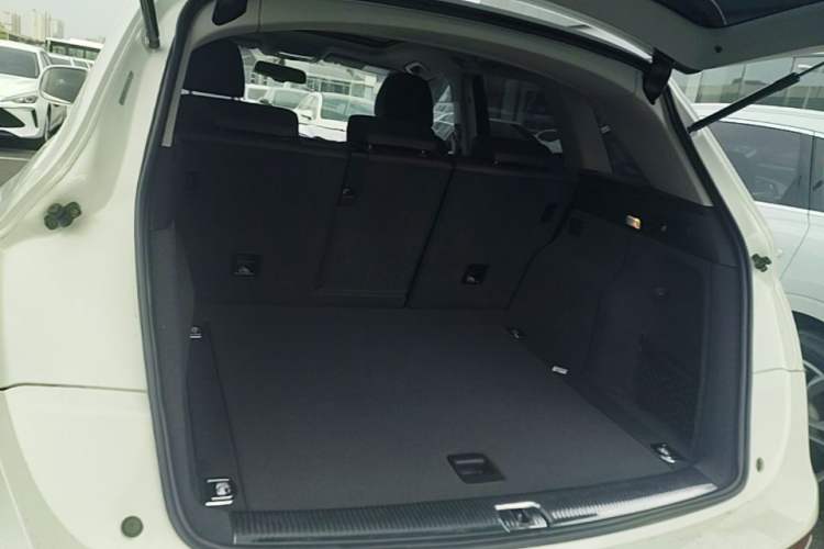 Used Audi Q5 2018 Collector's Edition 40 TFSI Technology Model Trunk