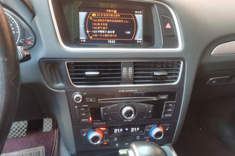 Used Audi Q5 2018 Collector's Edition 40 TFSI Technology Model Audio And AC Panel
