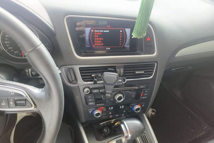 Used Audi Q5 2018 Collector's Edition 40 TFSI Technology Model Audio And AC Panel