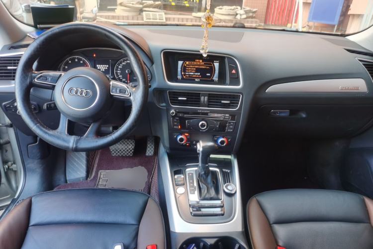 Used Audi Q5 2018 Collector's Edition 40 TFSI Technology Model Center Console
