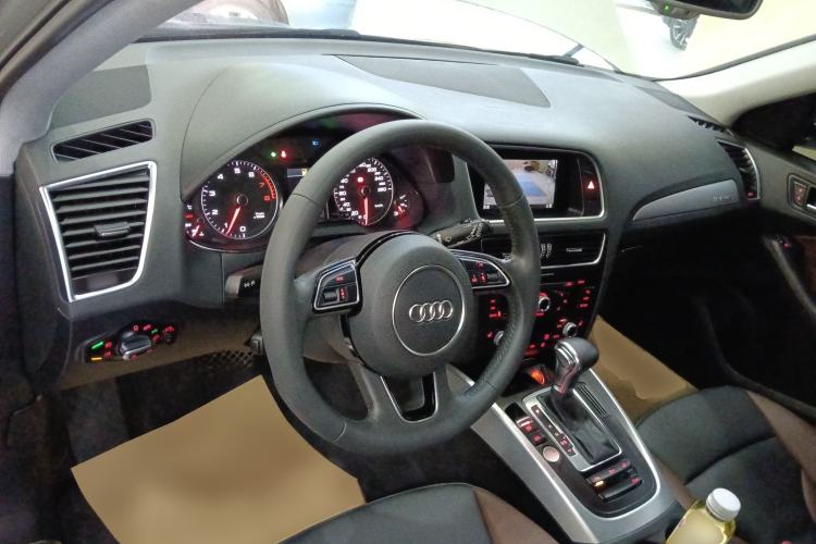 Used Audi Q5 2018 Collector's Edition 40 TFSI Technology Model Center Console