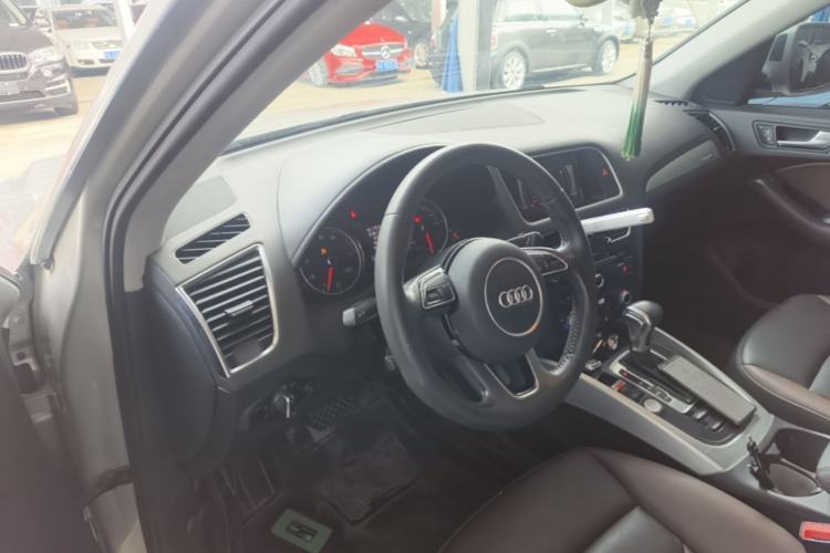 Used Audi Q5 2018 Collector's Edition 40 TFSI Technology Model Center Console