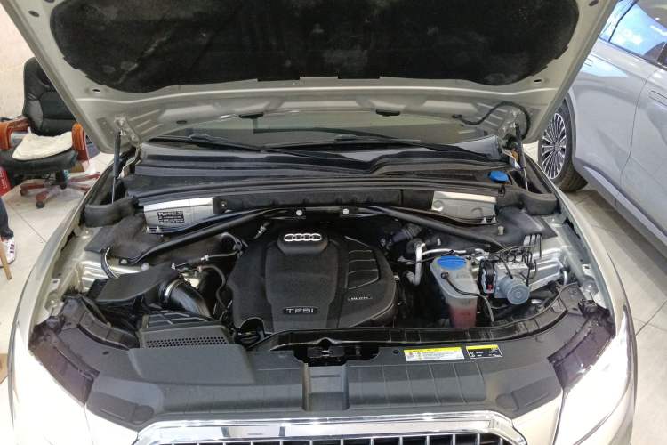 Used Audi Q5 2018 Collector's Edition 40 TFSI Technology Model Engine Bay