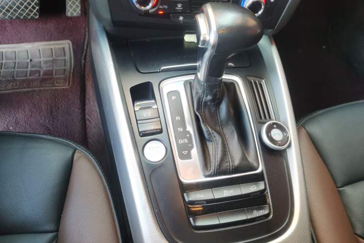 Used Audi Q5 2018 Collector's Edition 40 TFSI Technology Model Gear Lever