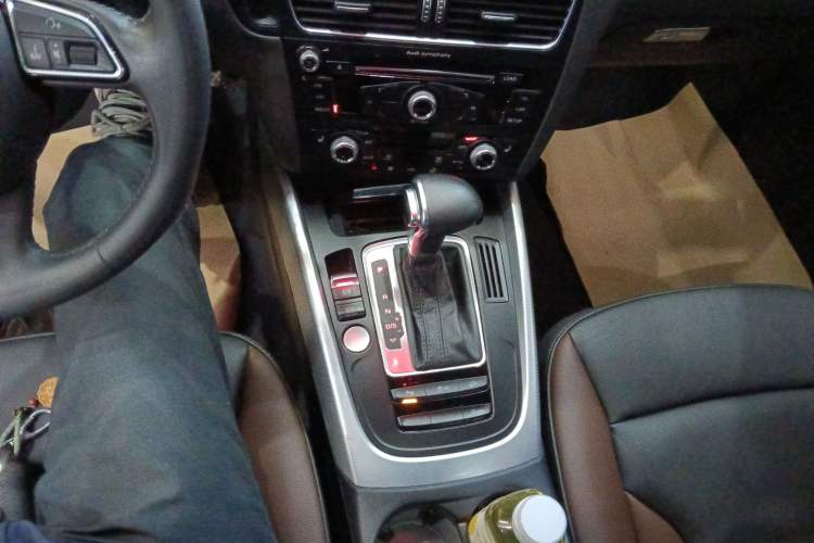 Used Audi Q5 2018 Collector's Edition 40 TFSI Technology Model Gear Lever
